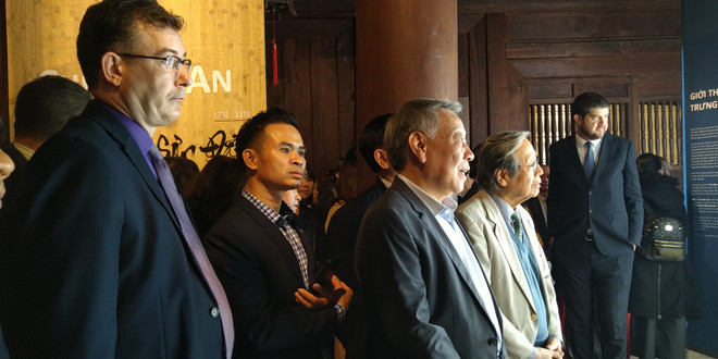 Các đại biểu dự lễ khai mạc triển lãm. (Ảnh: Minh Thu/Vietnam+) Chu Văn An, người thầy vĩ đại của nền giáo dục Việt Nam ảnh 1