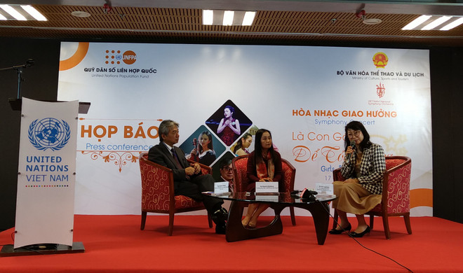 (Từ trái sang) Nhạc trưởng Honna Tetsuji, bà Naomi Kitahara và bà Trần Tuyết Ánh, Vụ trưởng Vụ Gia đình, Bộ Văn hóa, Thể thao và Du lịch, chủ trì họp báo. (Ảnh: Minh Thu/Vietnam+) 'Là con gái để tỏa sáng': Đêm nhạc giúp nâng cao vị thế của phụ nữ ảnh 1