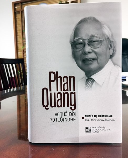 Cuốn sách về nhà báo Phan Quang xuất bản năm 2018. (Ảnh: VOV) 'Cây đại thụ' làng báo Phan Quang: 'Làm báo phải có chất văn...' ảnh 1