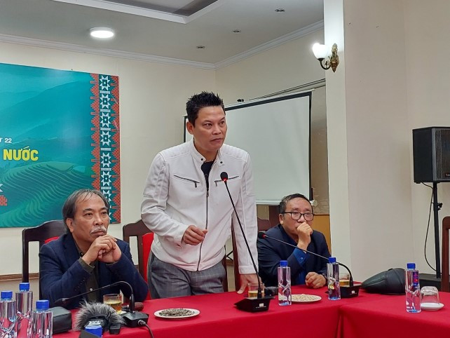Kịch bản tổng thể và dàn dựng Ngày Thơ Việt Nam lần thứ 22 do đạo diễn Lê Quý Dương (giữa) đảm nhận. (Ảnh: Minh Thu/Vietnam+) ngaytho221.jpg
