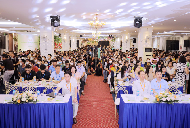Buổi lễ có sự tham gia của đông đảo khách mời, trong đó có rất nhiều gia đình hiếm muộn đã điều trị thành công. (Ảnh: PV/Vietnam+) Đông đảo khách mời đến tham dự chương trình .jpg