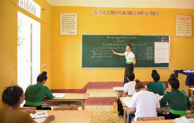Thứ trưởng Bộ Giáo dục và Đào tạo cho rằng Luật Nhà giáo là luật khó xây dựng. (Ảnh: TTXVN) vna_potal_lop_hoc_xoa_mu_chu_cho_nguoi_dan_vung_cao_bien_gioi_tinh_dien_bien_7002056.jpg