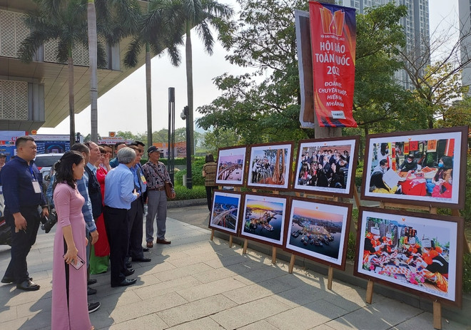 Các đại biểu tham quan triển lãm. (Ảnh: Minh Thu/Vietnam+) Một Việt Nam đầy sức sống trong triển lãm ảnh 'Những nẻo đường Xuân' ảnh 1