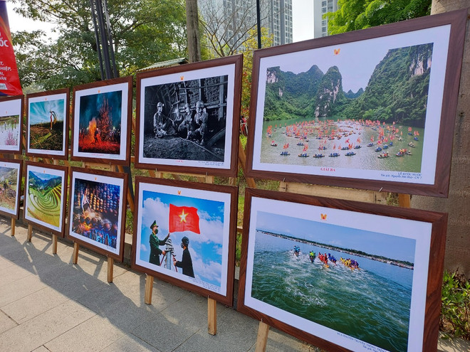 Một góc triển lãm. (Ảnh: Minh Thu/Vietnam+) Một Việt Nam đầy sức sống trong triển lãm ảnh 'Những nẻo đường Xuân' ảnh 2