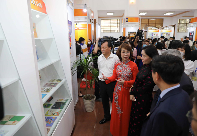 Đại biểu tham quan triển lãm sách Văn hóa đọc với cuộc sống. (Ảnh: Thanh Tùng/TTXVN) Ngày Sách và Văn hóa đọc: Thư viện Quốc gia giới thiệu 1.000 cuốn sách ảnh 1
