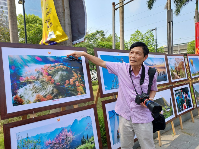 Tác giả Vũ Văn Thông chia sẻ về khoảnh khắc chụp bức ảnh. (Ảnh: Minh Thu/Vietnam+) Một Việt Nam đầy sức sống trong triển lãm ảnh 'Những nẻo đường Xuân' ảnh 3