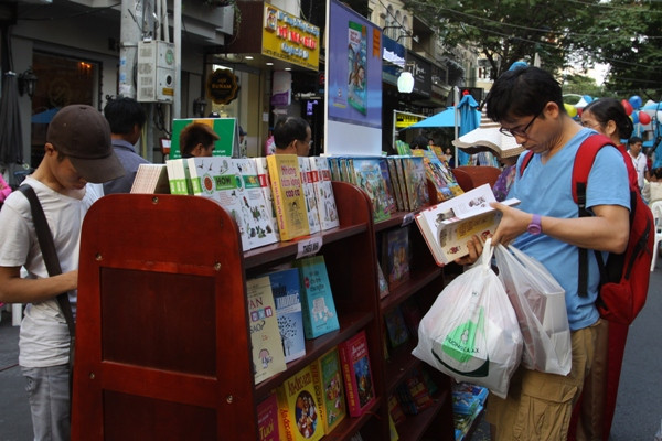 Nhiều loại sách được giảm giá tới 90% tại Lễ hội sách Hoa Học Trò ảnh 1