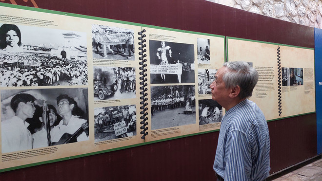 Trưng bày phản ánh phong trào đấu tranh cách mạng của thanh thiếu niên hai miền. (Ảnh: Minh Thu/Vietnam+) 'Mầm xanh trên đá': Can trường ý chí cách mạng của thanh niên Việt Nam ảnh 1