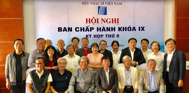 Nhạc sỹ Tôn Thất Lập (ngồi thứ hai từ phải sang) là một trong 21 thành viên Ban Chấp hành Hội Nhạc sỹ VN khoá IX tại kỳ họp thứ 8 (Hà Nội, ngày 29/11/2018). Nhạc sỹ Tôn Thất Lập đã không còn cất tiếng 'hát cho dân tôi nghe' ảnh 2