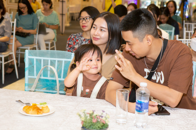 Chia sẻ bí quyết về 'em bé song ngữ' gây xôn xao cộng đồng mạng ảnh 2