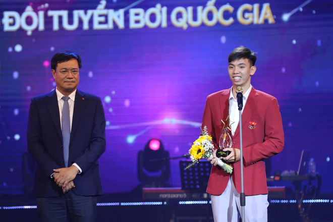 Nguyễn Huy Hoàng rạng rỡ trải lòng trên sân khấu Giải thưởng Cống hiến năm 2024. (Ảnh: Hoài Nam/Vietnam+) 607A5607.JPG