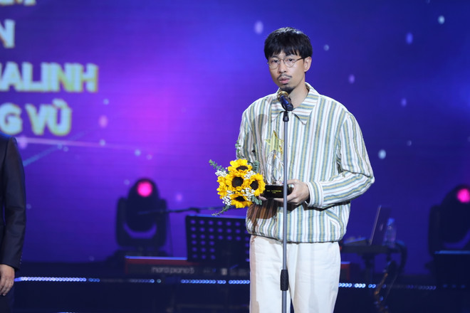 Đen Vâu là cái tên được khán giả nhắc đến nhiều nhất trong Giải thưởng Cống hiến năm nay, với MV "Nấu cơm cho em" giản dị mà chân thành, đầy ý nghĩa. (Ảnh: Hoài Nam/Vietnam+) 607A5900.JPG