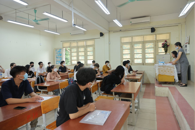 Thí sinh làm thủ tục dự thi tốt nghiệp trung học phổ thông năm 2022. (Ảnh: Hoài Nam/Vietnam+) Thi tốt nghiệp THPT: Số thí sinh vi phạm quy chế tăng vọt ảnh 1
