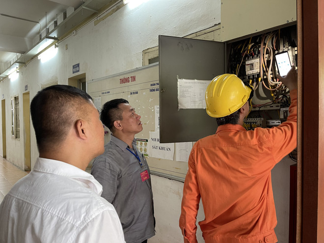 Kiểm tra công tác điện lưới trước khi diễn ra kỳ thi. (Ảnh: CTV/Vietnam+) Thứ trưởng Bộ GD-ĐT: Kỳ thi đã đảm bảo yêu cầu an toàn, nghiêm túc ảnh 2