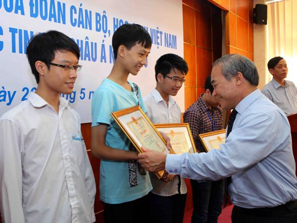 Tuyên dương và trao tặng học bổng cho học sinh giỏi xuất sắc ảnh 1