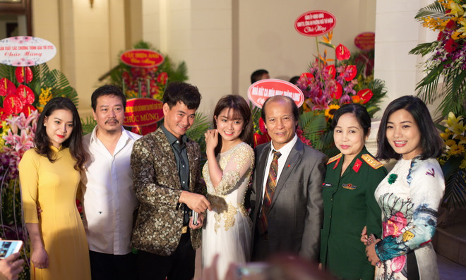 Chương trình có sự tham dự của nhiều nghệ sỹ nổi tiếng như danh hài Xuân Bắc, nghệ sỹ kịch câm Tiến Dũng… (Ảnh: PV/Vietnam+) Nghệ sỹ Lê Khanh, Vân Dung rạng rỡ trong tà áo dài truyền thống ảnh 2
