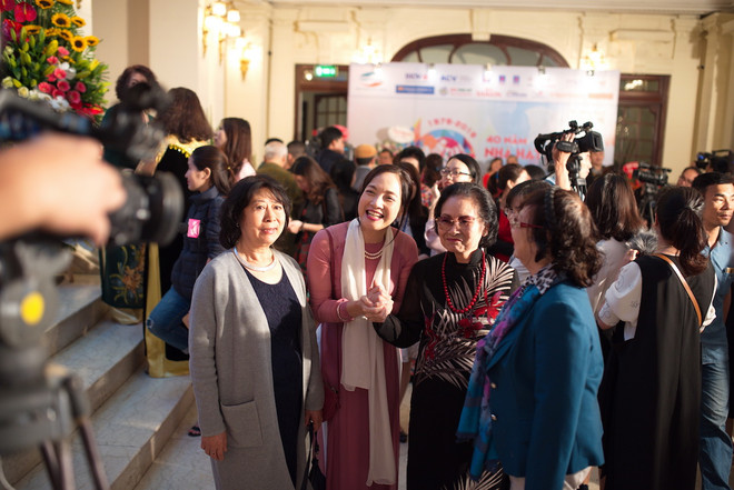 Nghệ sỹ nhân dân Lê Khanh (khăn trắng) rạng rỡ trong buổi lễ kỷ niệm 40 năm thành lập Nhà hát Tuổi Trẻ. (Ảnh: PV/Vietnam+) Nghệ sỹ Lê Khanh, Vân Dung rạng rỡ trong tà áo dài truyền thống ảnh 1