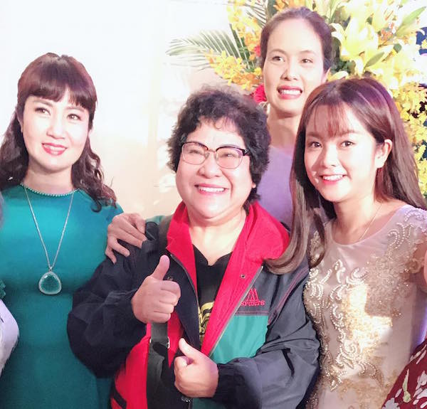 Nghệ sỹ Minh Vượng chia sẻ niềm vui cùng những diễn viên thế hệ sau. (Ảnh: PV/Vietnam+) Nghệ sỹ Lê Khanh, Vân Dung rạng rỡ trong tà áo dài truyền thống ảnh 7