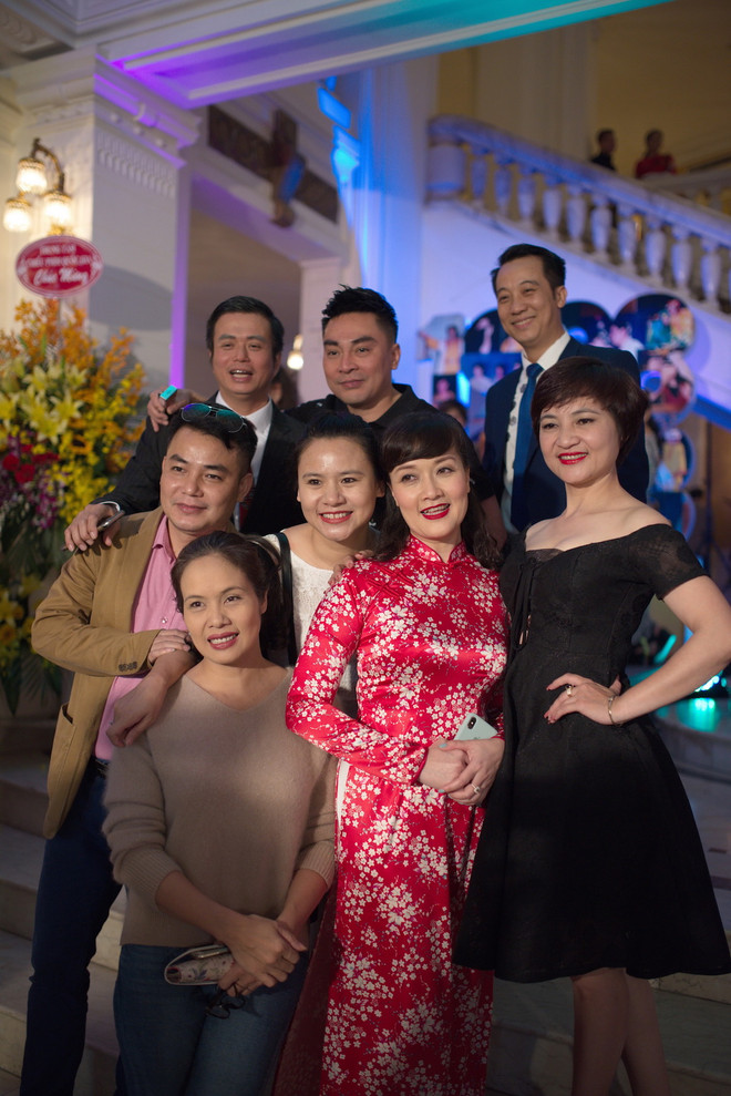 Khác với vẻ chanh chua thường thấy trên sân khấu, sáng nay, Táo Y tế Vân Dung dịu dàng trong tà áo dài truyền thống. (Ảnh: PV/Vietnam+) Nghệ sỹ Lê Khanh, Vân Dung rạng rỡ trong tà áo dài truyền thống ảnh 6