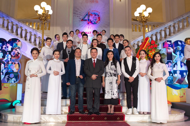 'Thuyền trưởng' Chí Trung và các diễn viên trẻ của Nhà hát Tuổi Trẻ. (Ảnh: PV/Vietnam+) Nghệ sỹ Lê Khanh, Vân Dung rạng rỡ trong tà áo dài truyền thống ảnh 5