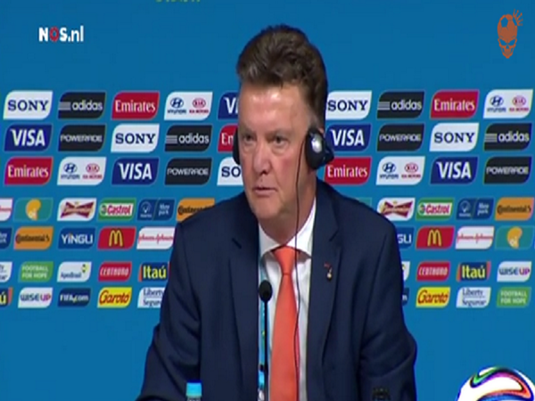 Van Gaal được hỏi về Manchester United trong một buổi họp báo tại World Cup 2014. HLV Van Gaal khó chịu khi được hỏi về M.U ở World Cup ảnh 1