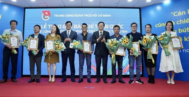 Ban tổ chức trao giải A cho các tác giả, nhóm tác giả thể loại báo in và báo điện tử. (Ảnh: Báo Tiền Phong) Trao giải báo chí viết về công tác đoàn và phong trào thanh thiếu nhi ảnh 1