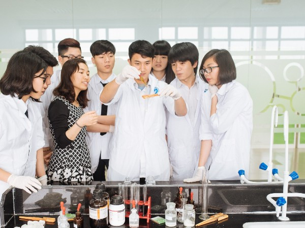 (Ảnh minh họa: PV) Học sinh trung học phổ thông được đổi môn vào cuối năm học ảnh 1