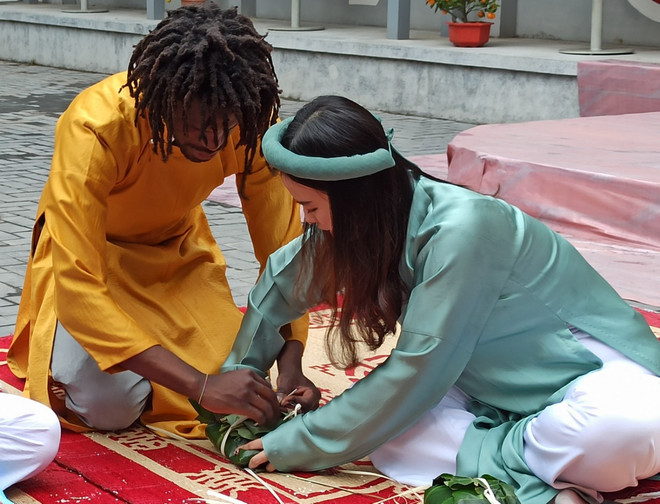 Sinh viên quốc tế hào hứng trải nghiệm Tết cổ truyền Việt Nam ảnh 2