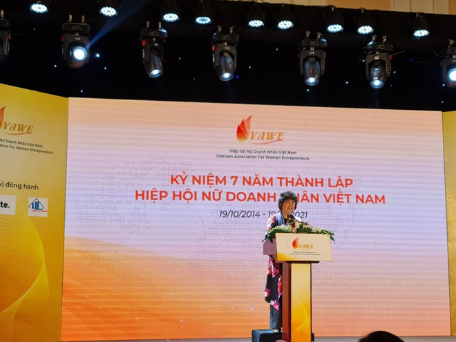 Doanh nhân-Anh hùng lao động Thái Hương chia sẻ những kinh nghiệm trong hoạt động doanh nghiệp. (Ảnh: Minh Thu/Vietnam+) Doanh nhân nữ Việt Nam: Những bông hoa kiên cường ‘đi qua mùa bão’ ảnh 1