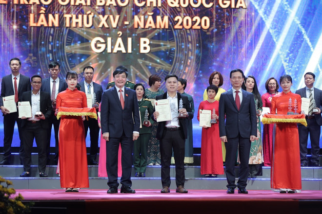 Nhà báo Võ Mạnh Hùng, Báo Điện tử VietnamPlus nhận Giải B. (Ảnh: Hoàng Đạt/Vietnam+) Năm thứ 9 liên tiếp VietnamPlus đạt giải cao tại Giải Báo chí Quốc gia ảnh 3