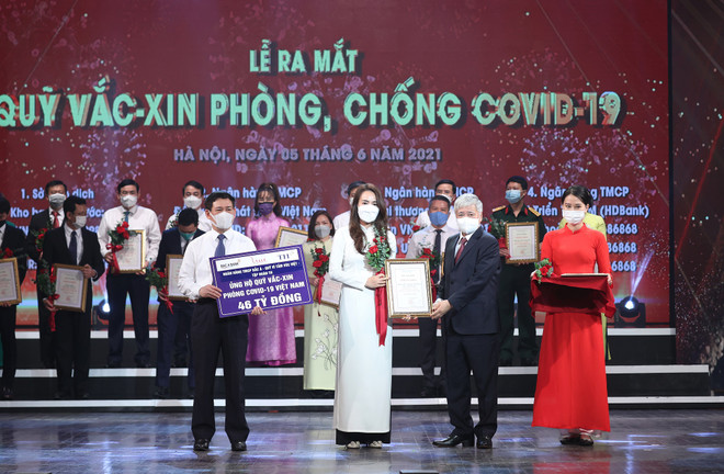 Tập đoàn TH ủng hộ Quỹ Vaccine Việt Nam. (Ảnh: PV/Vietnam+) VAWE: Hành trình 7 năm chắp cánh khát vọng của doanh nghiệp nữ ảnh 1