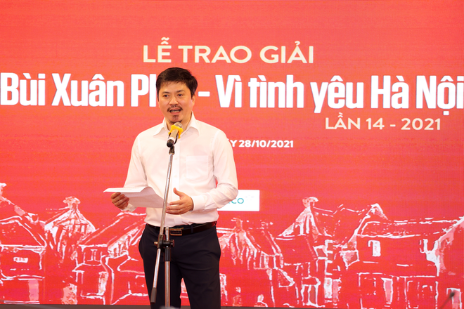Nhà báo Lê Xuân Thành, Tổng biên tập báo Thể thao và Văn hóa phát biểu tại Lễ trao Giải thưởng Bùi Xuân Phái-Vì tình yêu Hà Nội lần thứ 14. (Ảnh: PV/Vietnam+) Giải thưởng Bùi Xuân Phái vinh danh nhạc sỹ 'Hoa sữa' Hồng Đăng ảnh 3