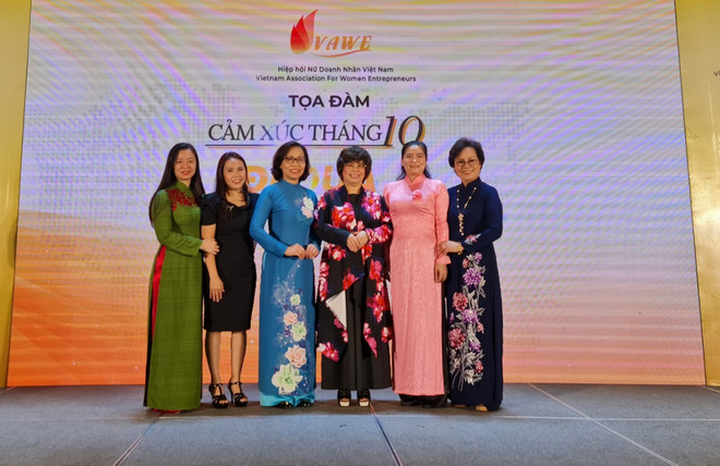 Bà Đỗ Thị Thu Thảo, Phó Chủ tịch Hội Liên hiệp Phụ nữ Việt Nam (thứ hai từ phải sang), doanh nhân Thái Hương (thứ ba từ phải sang) và lãnh đạo Hiệp hội Nữ doanh nhân Việt Nam. (Ảnh: Minh Thu/Vietnam+) Doanh nhân nữ Việt Nam: Những bông hoa kiên cường ‘đi qua mùa bão’ ảnh 2