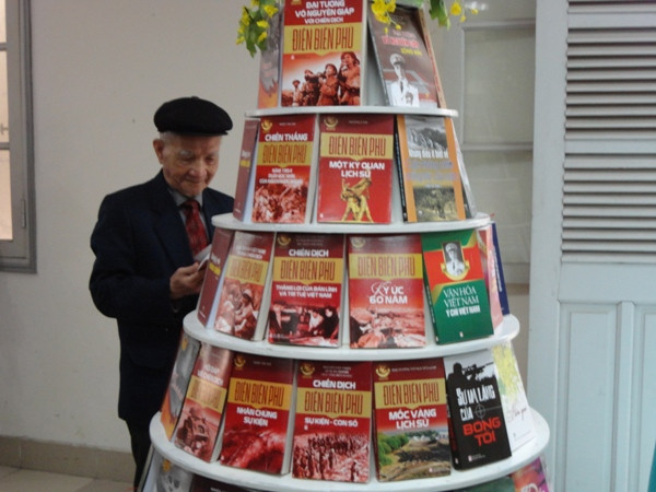 “Đóa hoa” dâng tượng đài chiến thắng Điện Biên Phủ ảnh 1