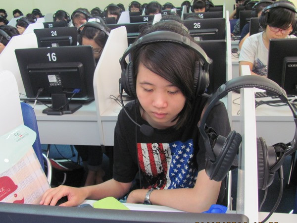 Giờ học ngoại ngữ của sinh viên Đại học Hà Nội. (Ảnh: Phạm Mai/Vietnam+) Không bắt buộc sinh viên học ngoại ngữ tăng cường ở trường đại học ảnh 1