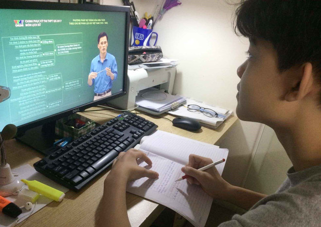 (Ảnh minh họa: TTXVN) Hà Nội: Học sinh tiếp tục học trực tuyến phòng dịch COVID-19 ảnh 1