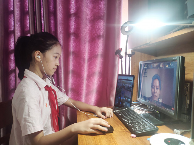 Học sinh lớp 6A2, Trường THCS Hoàng Mai (quận Hoàng Mai, Hà Nội) trong tiết học trực tuyến môn Ngữ văn. (Ảnh: Vietnam+) Thêm 12 tỉnh thành dạy học trực tuyến phòng chống dịch COVID-19 ảnh 1