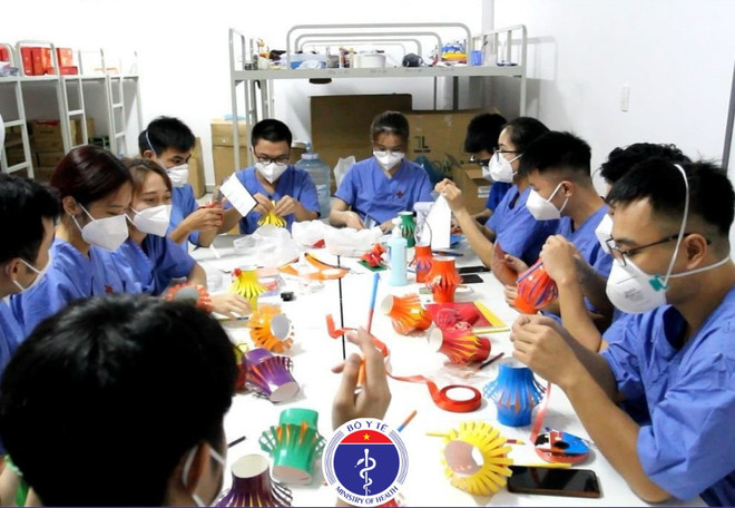 Các cán bộ, sinh viên Đại học Y Thái Bình làm đèn lồng tặng trẻ em trong khu cách ly. (Ảnh: Bộ Y tế) Mùa Trăng hy vọng cho trẻ em F0 nơi tâm dịch COVID 19 ảnh 2