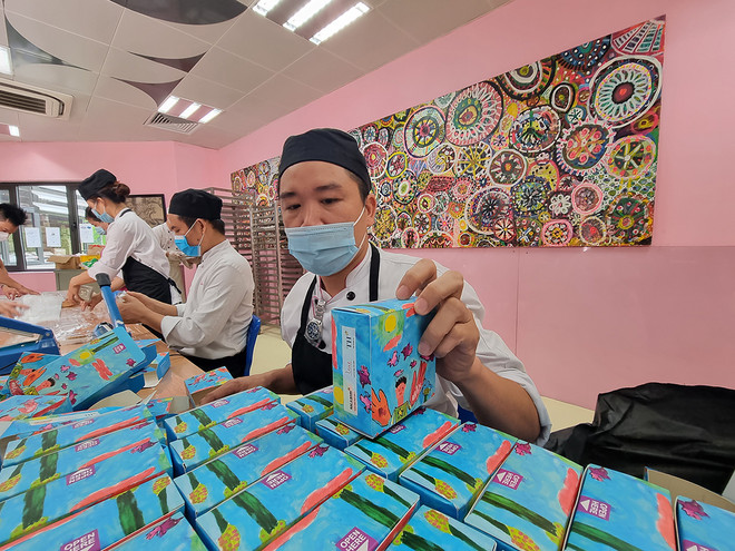 Những chiếc bánh mang theo yêu thương từ Hà Nội vào Thành phố Hồ Chí Minh, mang niềm vui đến cho các trẻ em F0. (Ảnh: PV) Mùa Trăng hy vọng cho trẻ em F0 nơi tâm dịch COVID 19 ảnh 3