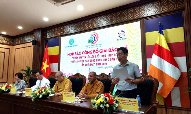 Nhà báo Lê Nghiêm, nguyên Cục trưởng Cục Thông tin đối ngoại, Bộ Thông tin và Truyền thông, thành viên Ban Giám khảo chia sẻ. (Ảnh: Minh Thu/Vietnam+) phatgiao1.jpg