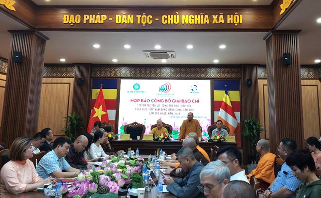 Hòa thượng Thích Gia Quang, Phó Chủ tịch Hội đồng Trị sự Trung ương Giáo hội Phật giáo Việt Nam phát biểu tại họp báo. (Ảnh: Minh Thu/Vietnam+) phatgiao2.jpg