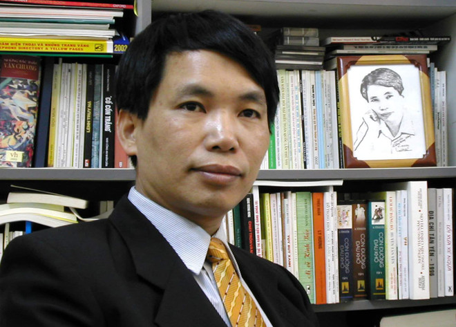 Nhà thơ Đặng Vương Hưng tặng độc giả tập thơ lục bát ngàn trang ảnh 1