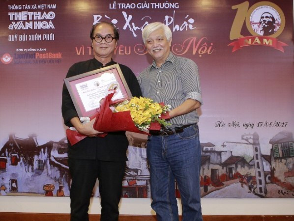 Nhiếp ảnh gia Nguyễn Hữu Bảo tại Lễ trao giải năm 2017. (Ảnh: TTXVN) Giải thưởng Bùi Xuân Phái: Tôn vinh những 'mảnh tình riêng' với Hà Nội ảnh 1