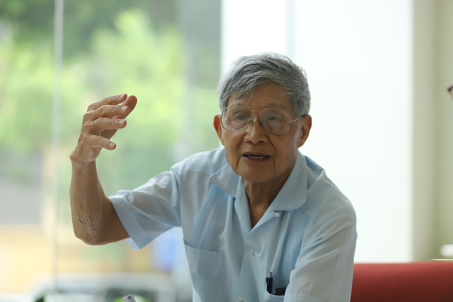 Ông Trương Việt Cường chia sẻ với phóng viên Báo Điện tử VietnamPlus. (Ảnh: Hoài Nam/Vietnam+) Người đầu tiên nối mạch thông tin từ Trại Davis đến Tổng xã ở Hà Nội ảnh 1