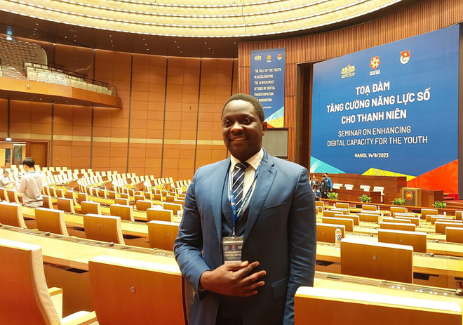 Ông Elibariki Immanuel Kingu, đại biểu Tanzania chia sẻ bên lề tọa đàm. (Ảnh: Minh Thu/Vietnam+) 'Chuyển đổi Số tạo đà cho thanh niên bứt phá, tạo ra giá trị mới' ảnh 3