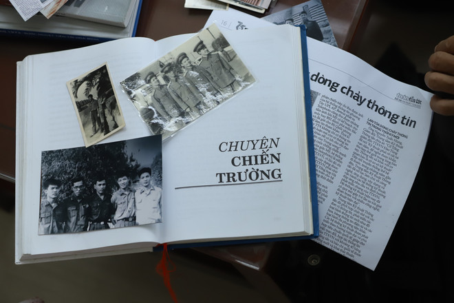 Những tư liệu, kỷ vật ông Cường còn lưu giữ được về thời gian đấu tranh cách mạng tại Trại Davis. (Ảnh: Hoài Nam/Vietnam+) Người đầu tiên nối mạch thông tin từ Trại Davis đến Tổng xã ở Hà Nội ảnh 2