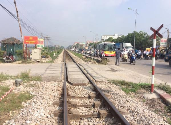 Vụ tàu hỏa đâm ôtô ở Thường Tín: Nạn nhân bị hất văng ra khỏi xe ảnh 1