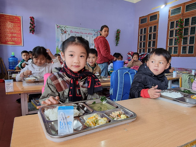 Học sinh Trường Tiểu học Tô Múa, tỉnh Sơn La, thích thú với bữa ăn đảm bảo dinh dưỡng khi trường tham gia mô hình điểm. (Ảnh: PV) Tập đoàn TH đồng hành cùng giải chạy lớn nhất dành cho học sinh ảnh 3