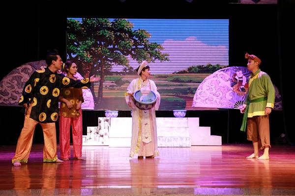 “Bà cố vấn” Minh Hòa cùng “Vua Lợn” dự Liên hoan Nghệ thuật Quốc tế ảnh 4