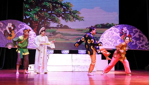 “Bà cố vấn” Minh Hòa cùng “Vua Lợn” dự Liên hoan Nghệ thuật Quốc tế ảnh 1